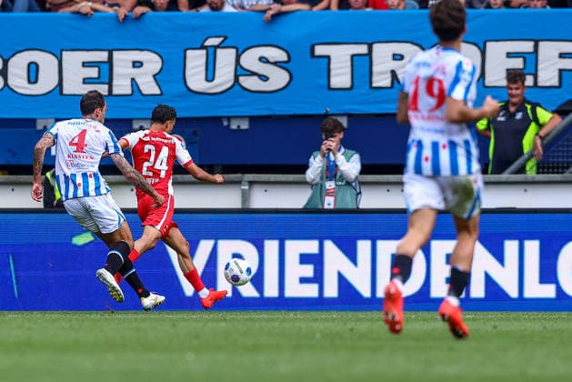 HEERENVEEN, NETHERLANDS - SEPTEMBER 6: Ayoub Oufkir of AZ Alkmaar scores the 2-3 during the Dutch Eredivisie match between SC Heerenveen and AZ Alkmaar at Abe Lenstra Stadion on September 06, 2026 in Heerenveen, Netherlands.  Copyright: xMTB MBxMediax