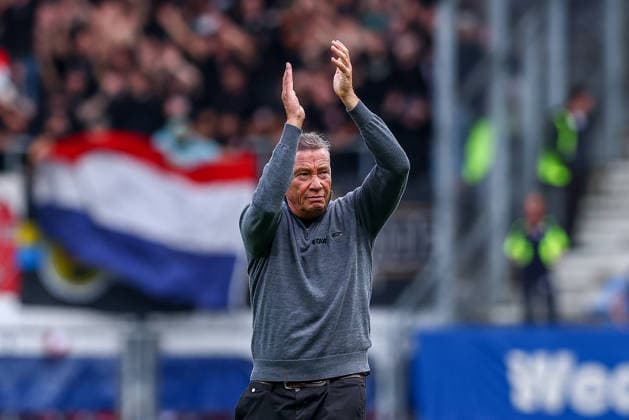 HEERENVEEN, NETHERLANDS - SEPTEMBER 6: Head Coach Leeroy Echteld of AZ Alkmaar celebrate the win during the Dutch Eredivisie match between SC Heerenveen and AZ Alkmaar at Abe Lenstra Stadion on September 06, 2026 in Heerenveen, Netherlands.  Copyright: xMTB MBxMediax
