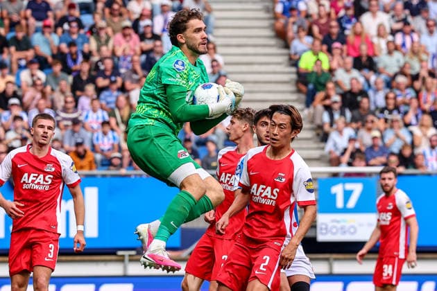 HEERENVEEN, NETHERLANDS - SEPTEMBER 6: goalkeeper Jari de Busser of AZ Alkmaar makes a save during the Dutch Eredivisie match between SC Heerenveen and AZ Alkmaar at Abe Lenstra Stadion on September 06, 2026 in Heerenveen, Netherlands.  Copyright: xMTB MBxMediax