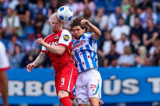 HEERENVEEN, NETHERLANDS - SEPTEMBER 6: Mexx Meerdink of AZ Alkmaar battles for the ball with Hristiyan Petrov of sc Heerenveen during the Dutch Eredivisie match between SC Heerenveen and AZ Alkmaar at Abe Lenstra Stadion on September 06, 2026 in Heerenveen, Netherlands.  Copyright: xMTB MBxMediax