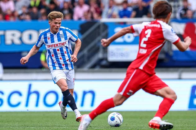 HEERENVEEN, NETHERLANDS - SEPTEMBER 6: Levi Smans of sc Heerenveen passes the ball during the Dutch Eredivisie match between SC Heerenveen and AZ Alkmaar at Abe Lenstra Stadion on September 06, 2026 in Heerenveen, Netherlands.  Copyright: xMTB MBxMediax