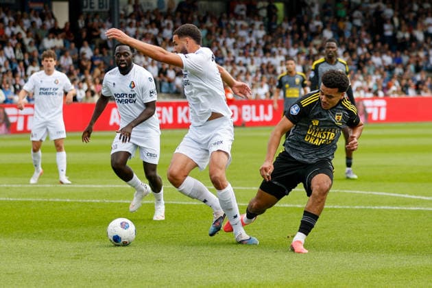 VELSEN, NETHERLANDS - SEPTEMBER 6: Marvin Peersman of Telstar, Rafik El Arguioui of SC Cambuur during the Dutch Eredivisie match between Telstar and SC Cambuur at BUKO Stadion on September 06, 2026 in Velsen, Netherlands.  Copyright: xMTB MBxMediax