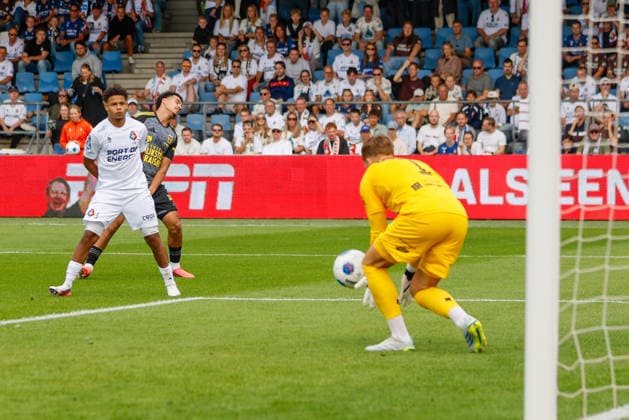 VELSEN, NETHERLANDS - SEPTEMBER 6: Gerald Alders of Telstar, Rafik El Arguioui of SC Cambuur, goalkeeper Ronald Koeman jr of Telstar during the Dutch Eredivisie match between Telstar and SC Cambuur at BUKO Stadion on September 06, 2026 in Velsen, Netherlands.  Copyright: xMTB MBxMediax