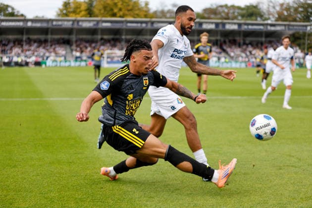 VELSEN, NETHERLANDS - SEPTEMBER 6: David Bouah of SC Cambuur, Marvin Peersman of Telstar during the Dutch Eredivisie match between Telstar and SC Cambuur at BUKO Stadion on September 06, 2026 in Velsen, Netherlands.  Copyright: xMTB MBxMediax