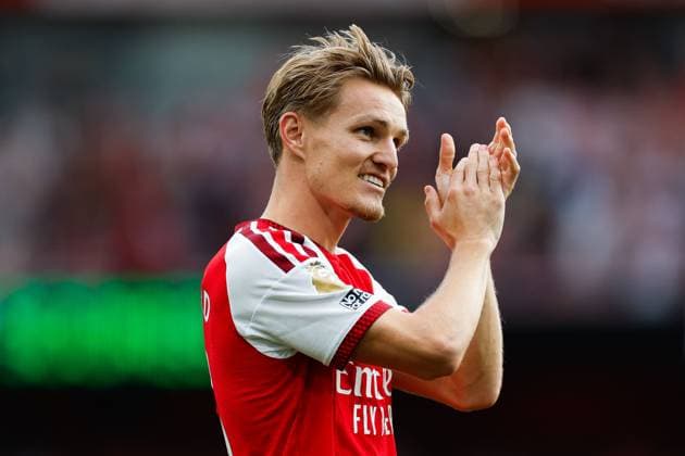 Martin odegaard of Arsenal claps to fans at full time Arsenal v Chelsea, Premier League, Football, Emirates Stadium, London, UK - 06 Sep 2026London Emirates Stadium United Kingdom EDITORIAL USE ONLY No use with unauthorised audio, video, data, fixture lists, club league logos or live services. Online in-match use limited to 120 images, no video emulation. No use in betting, games or single club league player publications. Copyright: xMattxImpey Shutterstockx 17137590ir