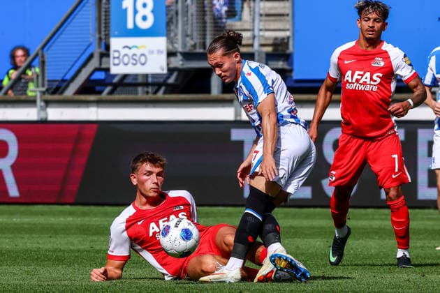 HEERENVEEN, NETHERLANDS - SEPTEMBER 6: Lewis Schouten of AZ Alkmaar battles for the ball with Maxence Rivera of sc Heerenveen during the Dutch Eredivisie match between SC Heerenveen and AZ Alkmaar at Abe Lenstra Stadion on September 06, 2026 in Heerenveen, Netherlands.  Copyright: xMTB MBxMediax