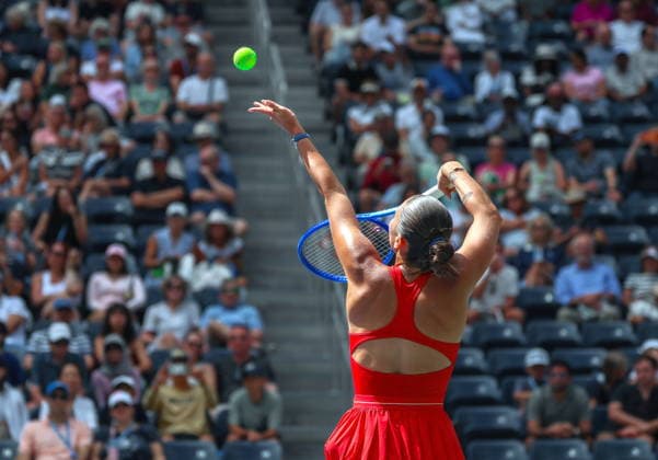 US Open tennis tournament - Day 8 Linda Noskova of Czechia serves against Marta Kostyuk of Ukraine during their Women™s Singles match at the US Open Tennis Championships at the USTA Billie Jean King National Tennis Center in Flushing Meadows, New York, USA, 06 September 2026. The 2026 US Open tournament runs from 23 August through 13 September. FLUSHING MEADOWS NEW YORK United States  Copyright: xOLGAxFEDOROVAx