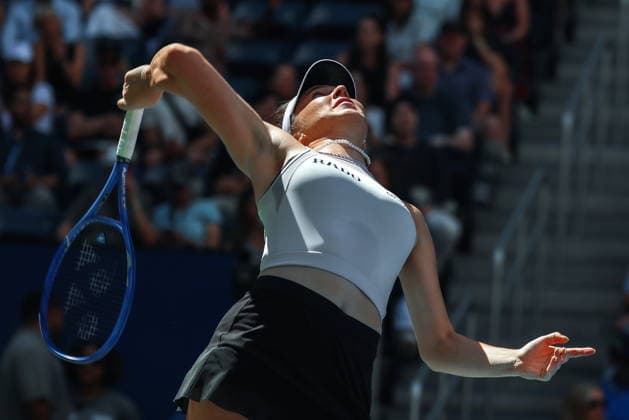US Open tennis tournament - Day 8 Linda Noskova of Czechia serves against Marta Kostyuk of Ukraine during their Women™s Singles match at the US Open Tennis Championships at the USTA Billie Jean King National Tennis Center in Flushing Meadows, New York, USA, 06 September 2026. The 2026 US Open tournament runs from 23 August through 13 September. FLUSHING MEADOWS NEW YORK United States  Copyright: xOLGAxFEDOROVAx