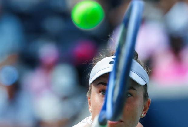 US Open tennis tournament - Day 8 Linda Noskova of Czechia in action against Marta Kostyuk of Ukraine during their Women™s Singles match at the US Open Tennis Championships at the USTA Billie Jean King National Tennis Center in Flushing Meadows, New York, USA, 06 September 2026. The 2026 US Open tournament runs from 23 August through 13 September. FLUSHING MEADOWS NEW YORK United States  Copyright: xOLGAxFEDOROVAx
