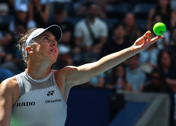 US Open tennis tournament - Day 8 Linda Noskova of Czechia serves against Marta Kostyuk of Ukraine during their Women™s Singles match at the US Open Tennis Championships at the USTA Billie Jean King National Tennis Center in Flushing Meadows, New York, USA, 06 September 2026. The 2026 US Open tournament runs from 23 August through 13 September. FLUSHING MEADOWS NEW YORK United States  Copyright: xOLGAxFEDOROVAx