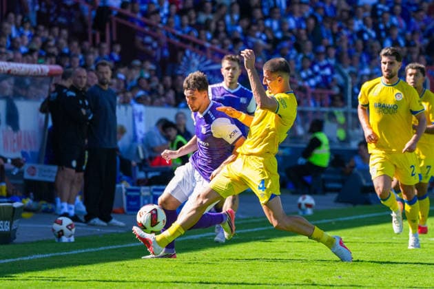 Robin Meißner (VfL Osnabrück, 11), Andi Hoti (Eintracht Braunschweig, 4), Zweikampf, Grätsche, Deutschland: Fussball, 2. Bundesliga, Saison 2026 27, 4. Spieltag, 06.09.2026, VfL Osnabrück vs Eintracht Braunschweig, Stadion Bremer Brücke (Osnabrück, Niedersachsen) *** Robin Meißner, VfL Osnabrück, 11, Andi Hoti, Eintracht Braunschweig, 4, tackle, sliding tackle, German soccer, 2. Bundesliga, 2026–27 season, Matchday 4, September 6, 2026, VfL Osnabrück vs. Eintracht Braunschweig, Bremer Brücke Stadium, Osnabrück, Lower Saxony Copyright: xLeonxFrickx