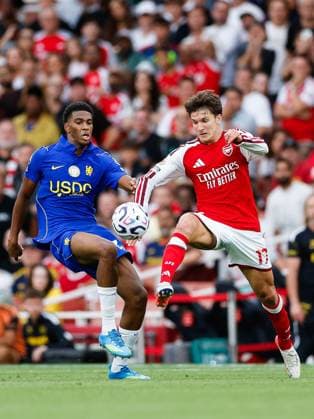 Christos Tzolis of Arsenal battles for the ball against Josh Acheampong of Chelsea Arsenal v Chelsea, Premier League, Football, Emirates Stadium, London, UK - 06 Sep 2026London Emirates Stadium United Kingdom EDITORIAL USE ONLY No use with unauthorised audio, video, data, fixture lists, club league logos or live services. Online in-match use limited to 120 images, no video emulation. No use in betting, games or single club league player publications. Copyright: xMattxImpey Shutterstockx 17137590je