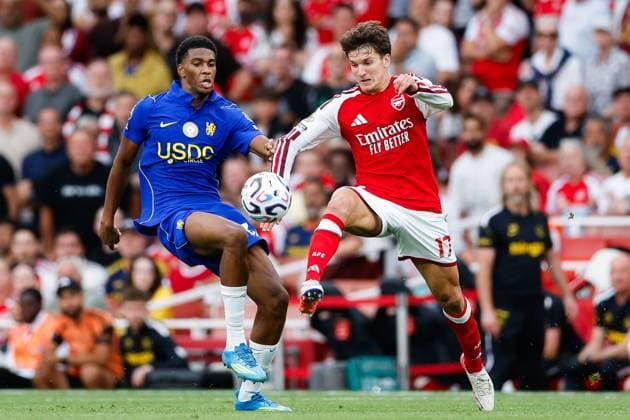 Christos Tzolis of Arsenal battles for the ball against Josh Acheampong of Chelsea Arsenal v Chelsea, Premier League, Football, Emirates Stadium, London, UK - 06 Sep 2026London Emirates Stadium United Kingdom EDITORIAL USE ONLY No use with unauthorised audio, video, data, fixture lists, club league logos or live services. Online in-match use limited to 120 images, no video emulation. No use in betting, games or single club league player publications. Copyright: xMattxImpey Shutterstockx 17137590jf
