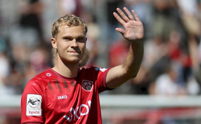 September 6, 2026, xfsx, Men s, Soccer, 2026–2027 Season, 3rd Division, Matchday 4: FC Würzburger Kickers vs. VfB Stuttgart II; from left: Louis Breunig (FC Würzburger Kickers) waves; single image, Würzburg, AKON ARENA, Bavaria, Germany