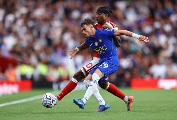 Noni Madueke of Arsenal and Pep Chavarria of Chelsea Arsenal v Chelsea, Premier League, Football, Football, Emirates Stadium, London, UK - 06 Sep 2026London Emirates Stadium United Kingdom EDITORIAL USE ONLY No use with unauthorised audio, video, data, fixture lists, club league logos or live services. Online in-match use limited to 120 images, no video emulation. No use in betting, games or single club league player publications. Copyright: xMichaelxZemanek Shutterstockx 17135040cc