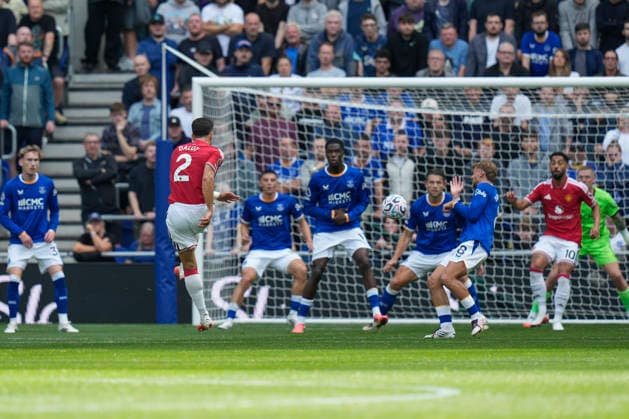 Everton v Manchester United, ManU Premier League Diogo Dalot of Manchester United shoots at the Everton goal during the Everton v Manchester United Premier League match at the Hill Dickinson Stadium, Liverpool, England on 6 September 2026 Credit: Steve Flynn Every Second Media Editorial use only. All images are copyright Every Second Media Limited. No images may be reproduced without prior permission. All rights reserved. Premier League and Football League images are subject to licensing agreements with Football DataCo Limited. see https: www.football-dataco.com Copyright: xIMAGO EveryxSecondxMediax ESM-2142-0149 StevexFlynnx xEveryxSecondxMediax