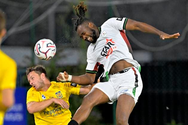Sport Bilder des Tages SK Beveren v OH Leuven - Jupiler Pro League BEVEREN, BELGIUM - SEPTEMBER 06 : Ikwuemesi Charles Chukwubuikem forward of OH Leuven battles for the ball with Janssens Christophe defender of SK Beveren during the Jupiler Pro League match between SK Beveren and OH Leuven on September 6, 2026 in Beveren, Belgium, 06 09 2026 Beveren Belgium  Copyright: xSesx
