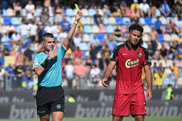 IPA88204380 - Referee Mario Perri shows Simon Sohm of Venezia a yellow card during the 2026–2027 Serie A match between Frosinone and Venezia at Benito Stirpe Stadium in Frosinone, Italy, on September 6, 2026. Mattia Vian  Copyright: xMattiaxVian IPAxSportx xx 88204380