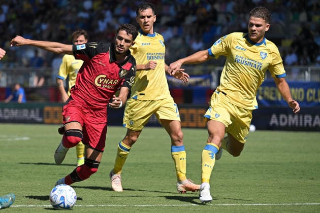 IPA88204463 - Albion Rrahmani of Venezia and Gabriele Calvani of Frosinone during the 2026–2027 Serie A match between Frosinone and Venezia at Benito Stirpe Stadium in Frosinone, Italy, on September 6, 2026. Mattia Vian  Copyright: xMattiaxVian IPAxSportx xx 88204463