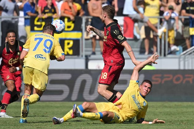 IPA88204477 - Gabriele Bracaglia of Frosinone, Antoine Hainaut of Venezia,Gabriele Calvani of Frosinone during the 2026–2027 Serie A match between Frosinone and Venezia at Benito Stirpe Stadium in Frosinone, Italy, on September 6, 2026. Mattia Vian  Copyright: xMattiaxVian IPAxSportx xx 88204477