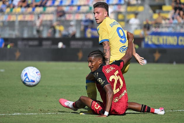 IPA88204495 - Antonio Raimondo of Frosinone and Redouane Halhal of Venezia during the 2026–2027 Serie A match between Frosinone and Venezia at Benito Stirpe Stadium in Frosinone, Italy, on September 6, 2026. Mattia Vian  Copyright: xMattiaxVian IPAxSportx xx 88204495