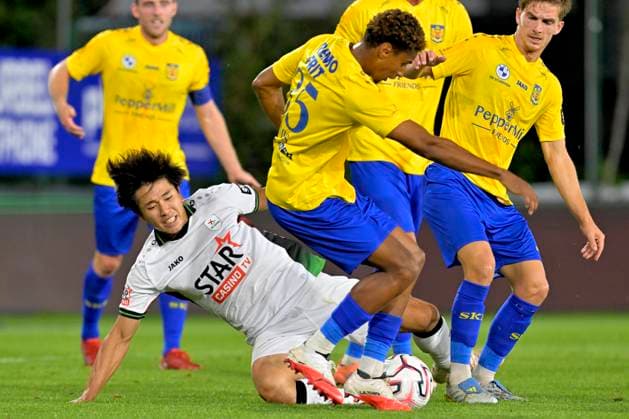 SK Beveren v OH Leuven - Jupiler Pro League BEVEREN, BELGIUM - SEPTEMBER 06 : Yamada Shin forward of OH Leuven battles for the ball with Gomis Yoni defender of SK Beveren during the Jupiler Pro League match between SK Beveren and OH Leuven on September 6, 2026 in Beveren, Belgium, 06 09 2026 Beveren Belgium  Copyright: xSesx