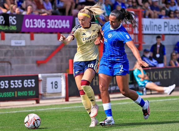 Brighton and Hove Albion Women v Arsenal Women Barclays Women s Super League Manuela Vanegas of Brighton and Hove Albion Women battles for the ball with Chloe Kelly of Arsenal Women during the Barclays Women s Super League match at the Broadfield Stadium, Crawley 06 09 2026 UK Newspapers OUT Copyright: xNeilxHolmesx FIL-23904-0003