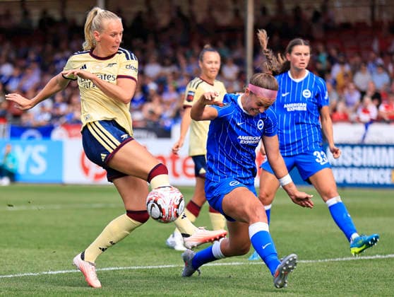 Brighton and Hove Albion Women v Arsenal Women Barclays Women s Super League Caitlin Hayes of Brighton and Hove Albion Women blocks a shot from Stina Blackstenius of Arsenal Women during the Barclays Women s Super League match at the Broadfield Stadium, Crawley 06 09 2026 UK Newspapers OUT Copyright: xNeilxHolmesx FIL-23904-0005
