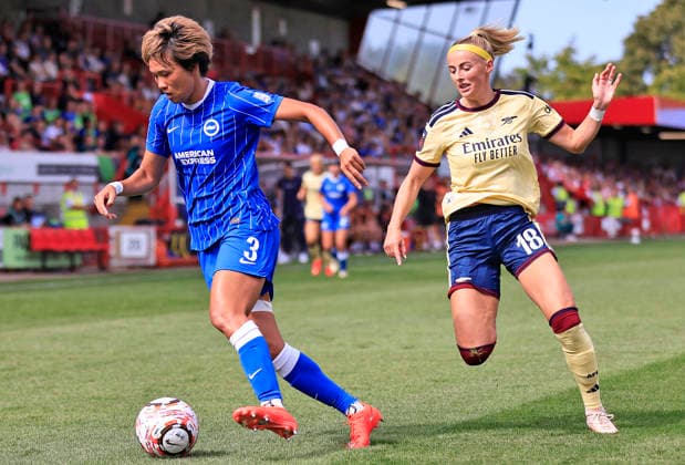 Brighton and Hove Albion Women v Arsenal Women Barclays Women s Super League Moeka Minami of Brighton and Hove Albion Women in possession whilst under pressure from Chloe Kelly of Arsenal Women during the Barclays Women s Super League match at the Broadfield Stadium, Crawley 06 09 2026 UK Newspapers OUT Copyright: xNeilxHolmesx FIL-23904-0008