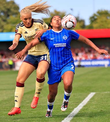 Brighton and Hove Albion Women v Arsenal Women Barclays Women s Super League Manuela Vanegas of Brighton and Hove Albion Women battles for the ball with Smilla Holmberg of Arsenal Women during the Barclays Women s Super League match at the Broadfield Stadium, Crawley 06 09 2026 UK Newspapers OUT Copyright: xNeilxHolmesx FIL-23904-0009