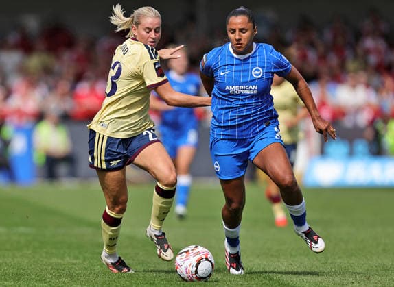 Brighton and Hove Albion Women v Arsenal Women Barclays Women s Super League Manuela Vanegas of Brighton and Hove Albion Women battles for the ball with Alessia Russo of Arsenal Women during the Barclays Women s Super League match at the Broadfield Stadium, Crawley 06 09 2026 UK Newspapers OUT Copyright: xNeilxHolmesx FIL-23904-0010