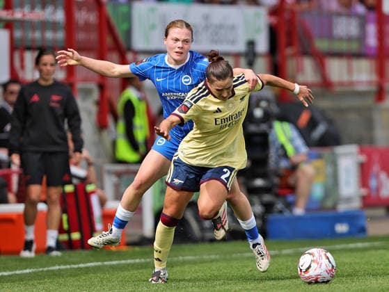 Brighton and Hove Albion Women v Arsenal Women Barclays Women s Super League Emily Murphy of Brighton and Hove Albion Women fouls Emily Fox of Arsenal Women during the Barclays Women s Super League match at the Broadfield Stadium, Crawley 06 09 2026 UK Newspapers OUT Copyright: xNeilxHolmesx FIL-23904-0012