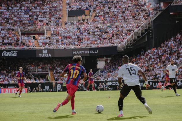 ESP LaLiga EA Sports Valencia CF vs. FC Barcelona: Lamine Yamal of Barcelona and Aliou Dieng of Valencia CF during the LaLiga EA Sports match between Valencia CF and FC Barcelona, played at Mestalla Stadium in Valencia on September 6, 2026, in Spain. Spanish Soccer Copyright: xAgenciaxLOFx