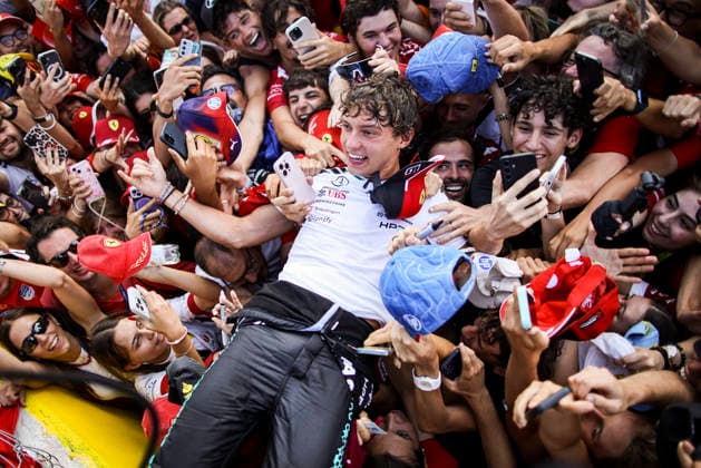 Sport Bilder des Tages F1 - ITALIAN GRAND PRIX 2026 KIMI ANTONELLI Andrea (ita), Mercedes AMG F1 Team W17, portrait celebration victory trophy spectators, fans during the Formula 1 Gran Premio d™Italia 2026, Italian Grand Prix, 13th round of the 2026 Formula One World Championship, WM, Weltmeisterschaft from September 4 to 6, 2026 on the Autodromo Nazionale Monza, in Monza, Italy - MonzaItaly  Copyright: xXavixBonillax