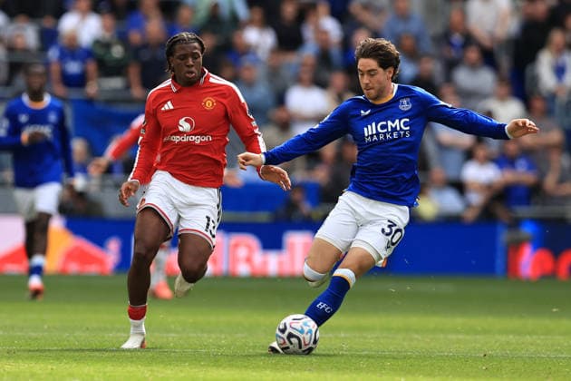 6th September 2026; Hill Dickinson Stadium, Liverpool, England; Premier League Football, Everton versus Manchester United, ManU Hayden Hackney of Everton is challenged by Patrick Dorgu of Manchester United DavidxBlunsden
