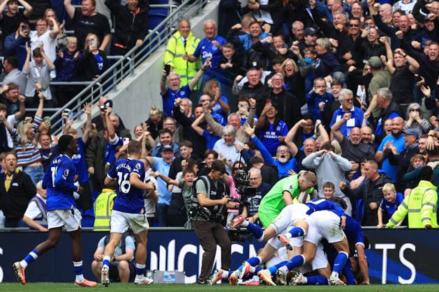 6th September 2026; Hill Dickinson Stadium, Liverpool, England; Premier League Football, Everton versus Manchester United, ManU Ainsley Maitland-Niles of Everton celebrates with his team mates after scoring for 2-2 in added time DavidxBlunsden