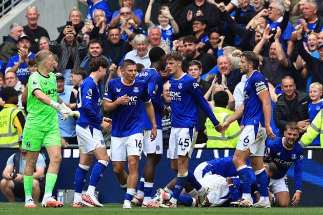 6th September 2026; Hill Dickinson Stadium, Liverpool, England; Premier League Football, Everton versus Manchester United, ManU Ainsley Maitland-Niles of Everton celebrates with his team mates after scoring for 2-2 in added time DavidxBlunsden