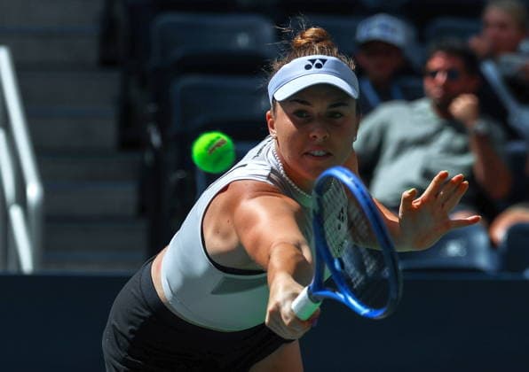 US Open tennis tournament - Day 8 Linda Noskova of Czechia in action against Marta Kostyuk of Ukraine during their Women™s Singles match at the US Open Tennis Championships at the USTA Billie Jean King National Tennis Center in Flushing Meadows, New York, USA, 06 September 2026. The 2026 US Open tournament runs from 23 August through 13 September. FLUSHING MEADOWS NEW YORK United States  Copyright: xOLGAxFEDOROVAx