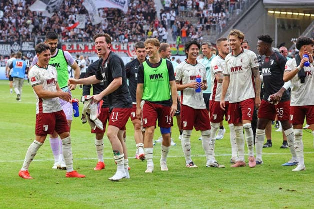 Frankfurt, Deutschland 06. September 2026: 1. BL - 2026 2027 - Sp. 2 - Eintracht Frankfurt gegen FC Augsburg Im Bild: Die Augsburger Spieler, allen voran Michael Gregoritsch, feiern ausgelassen den Auswärtssieg. DFL DFB regulations prohibit any use of photographs as image sequences and or quasi-video Deutsche Bank Park Hessen *** Frankfurt, Germany, September 6, 2026, Bundesliga 1, 2026–2027 Season, Matchday 2: Eintracht Frankfurt vs. FC Augsburg. Pictured: The Augsburg players, led by Michael Gregoritsch, exuberantly celebrate their away victory. DFL and DFB regulations prohibit any use of photographs as image sequences and or quasi-video. Deutsche Bank Park, Hesse Copyright: xFotostandx xRacochax