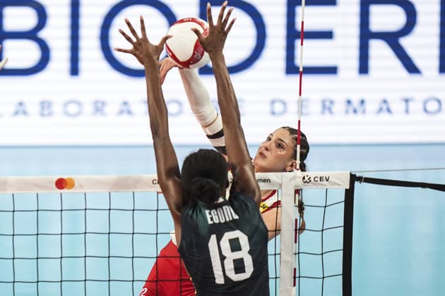 Italy v Turkiye - CEV EuroVolley 2026 ISTANBUL, TURKIYE - SEPTEMBER 6: Italy s Paola Egonu (18) and Turkiye s Ilkin Aydin (R) compete during the final match between Italy and Turkiye at the CEV EuroVolley 2026 Women s European Volleyball Championship at Sinan Erdem Sports Hall in Istanbul, Turkiye, on September 6, 2026. Agit Erdi Ulukaya Anadolu Istanbul Turkey. Editorial use only. Please get in touch for any other usage.  Copyright: x2026xAnadoluxAgitxErdixUlukayax