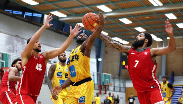 September 6, 2026, Germany, Ludwigsburg, Basketball: MHP Riesen Ludwigsburg vs. Elan Chalon; front row, from left: Carl Ponsar (Chalon), Maxwell Dongmo Temoka (LB), Damian Dunn (Chalon)