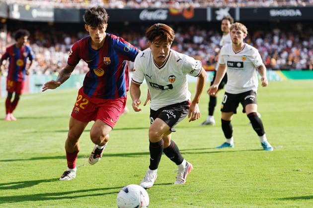 (L-R) Marc Bernal (Barcelona), Ryunosuke Sato (Valencia), SEPTEMBER 6, 2026 - Football Soccer : Spanish LaLiga EA Sports match between Valencia CF - FC Barcelona, Barca at the Estadio de Mestalla in Valencia, Spain. Noxthirdxpartyxsales  aflo_345648418 MutsuxKawamorix