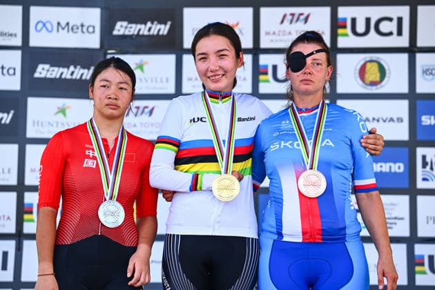 2026 UCI Para-cycling Road World Championships Picture by Olly Hassell SWpix.com - 06 09 2026 - Cycling - 2026 UCI Para-cycling Road World Championships - Huntsville, Alabama, United States of America - Women T1 Road Race podium - Marjona Pardaboyeva (Uzbekistan) wins the Gold Medal to become World Champion, Shiqi Quan (China) receiving the Silver Medal and Pavlina Vejvodova (Czechia) receiving the Bronze Medal Huntsville Cummings Research Park United States of America Copyright: x xSWpix.comx(t axPhotographyxHubxLtd)xOllyxHassell SWpix.comx SWP-3030-23175