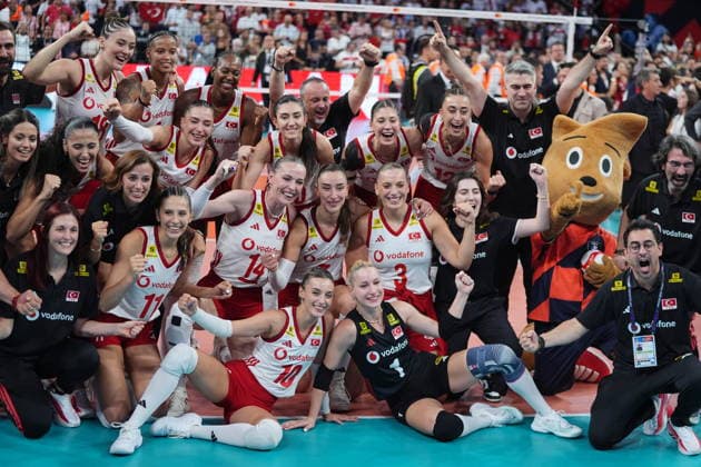 Turkiye retain European women s volleyball title with 3-2 win over Italy ISTANBUL, TURKIYE - SEPTEMBER 6: Turkiye national volleyball team players pose for a photo as they celebrate their victory at the end of the CEV EuroVolley 2026 Women s European Volleyball Championship Final between Italy and Turkiye at Sinan Erdem Sports Hall in Istanbul, Turkiye, on September 6, 2026. Turkiye retain European women s volleyball title with 3-2 win over Italy. Cemal Yurttas Anadolu Istanbul Turkey. Editorial use only. Please get in touch for any other usage.  Copyright: x2026xAnadoluxCemalxYurttasx