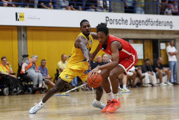 September 6, 2026, Germany, Ludwigsburg, Basketball: MHP Riesen Ludwigsburg vs. Elan Chalon; from left: Darius Perry (LB), Riley Zizi (Chalon)