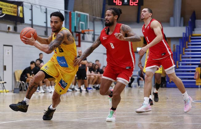 September 6, 2026, Germany, Ludwigsburg, Basketball: MHP Riesen Ludwigsburg vs. Elan Chalon; from left: Ish Leggett (LB), Jeremiah Hill (Chalon)