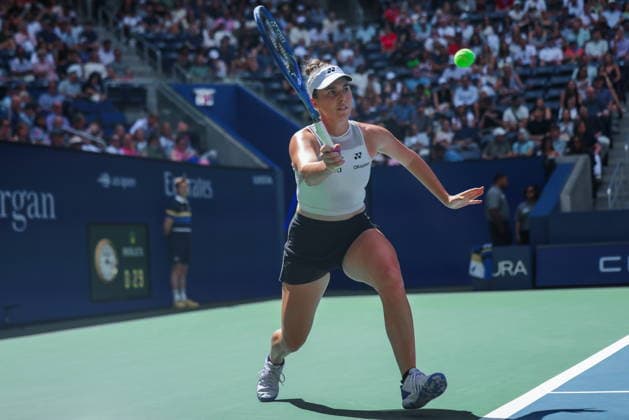 US Open tennis tournament - Day 8 Linda Noskova of Czechia in action against Marta Kostyuk of Ukraine during their Women™s Singles match at the US Open Tennis Championships at the USTA Billie Jean King National Tennis Center in Flushing Meadows, New York, USA, 06 September 2026. The 2026 US Open tournament runs from 23 August through 13 September. FLUSHING MEADOWS NEW YORK United States  Copyright: xOLGAxFEDOROVAx