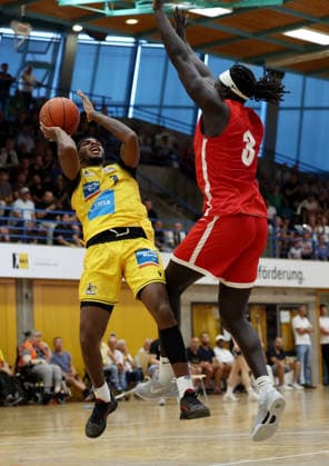 September 6, 2026, Germany, Ludwigsburg, Basketball: MHP Riesen Ludwigsburg vs. Elan Chalon; from left: Justin Kier (LB), Aher Uguak (Chalon)