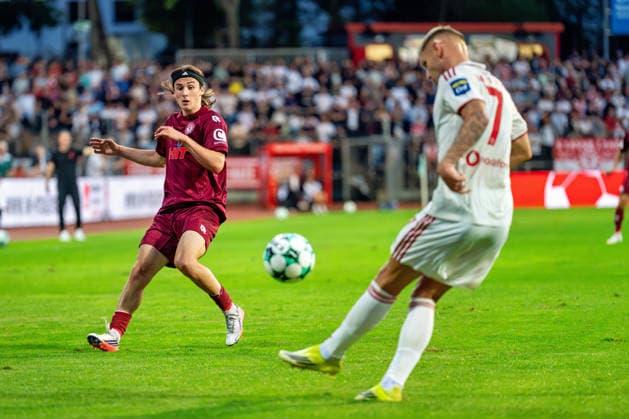 Bennit Broeger of Fortuna Cologne (No. 38) runs into Erik Wekesser’s kickoff for Fortuna Düsseldorf (No. 07). Fortuna Cologne vs. Fortuna Düsseldorf, soccer, 3rd Division, Matchday 4, 2026–27 season, September 6, 2026, DFL regulations prohibit any use of photographs as image sequences and or quasi-video. Fortuna Cologne vs. Fortuna Düsseldorf, soccer, 3. Liga, Matchday 4, 2026–27 season, September 6, 2026, Cologne Copyright: xEibner-Pressefoto LukasxBaldygax EP_LBA