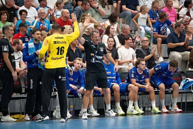 Matthias Flohr, HBW Balingen Weilstetten, coach, with Vladimir Cupara, HBW Balingen Weilstetten, 16, goalkeeper, celebrates the goalkeeper’s performance, HBW Balingen Weilstetten vs. SC Magdeburg, GER, Opel 1 Handball Bundesliga, Championship, Matchday 3, 2026–2027 season, September 6, 2026, Eibner Press Photo: Andreas Ulmer, HBW Balingen Weilstetten vs. SC Magdeburg, GER, Opel 1 Handball Bundesliga, Championship, Matchday 3, 2026–2027 season, September 6, 2026, Balingen Copyright: xEibner-Pressefoto AndreasxUlmerx EP_AUR